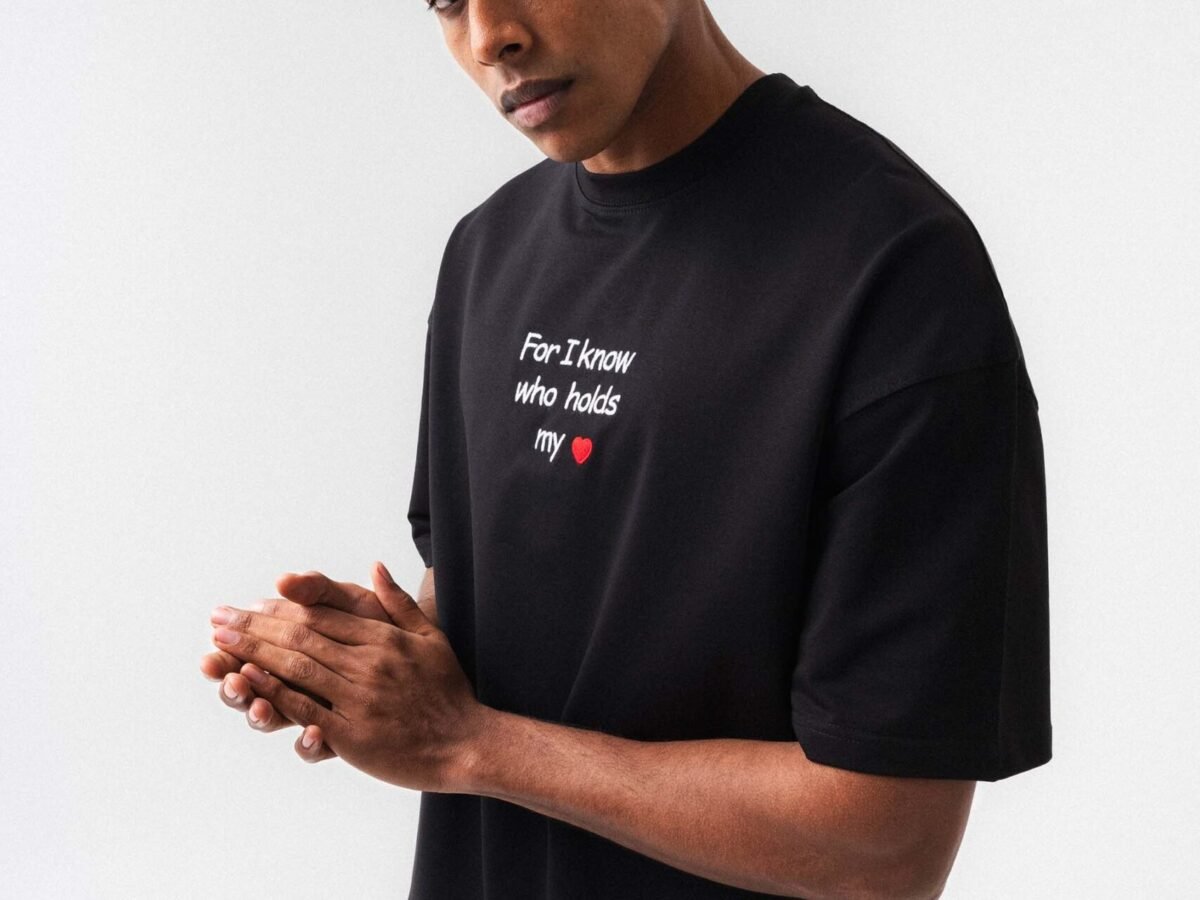 Who Holds My Heart Siyah Oversize Baskılı T-Shirt